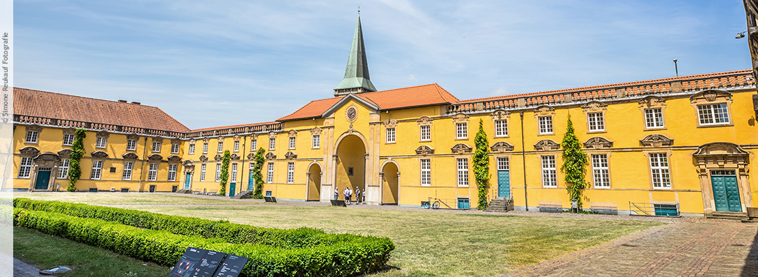 Der Schlossinnenhof. Die Katharienkirche ist über dem Hapttor zu erkennen.