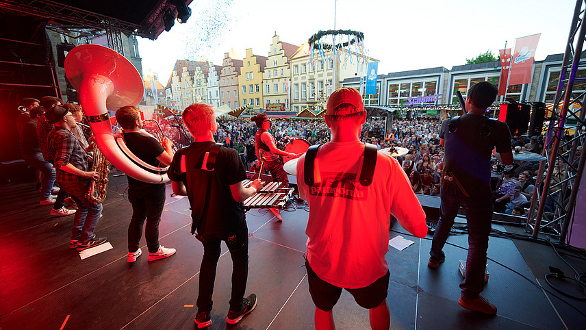 People on, in front of and behind the stage at Osnabrück Town Hall