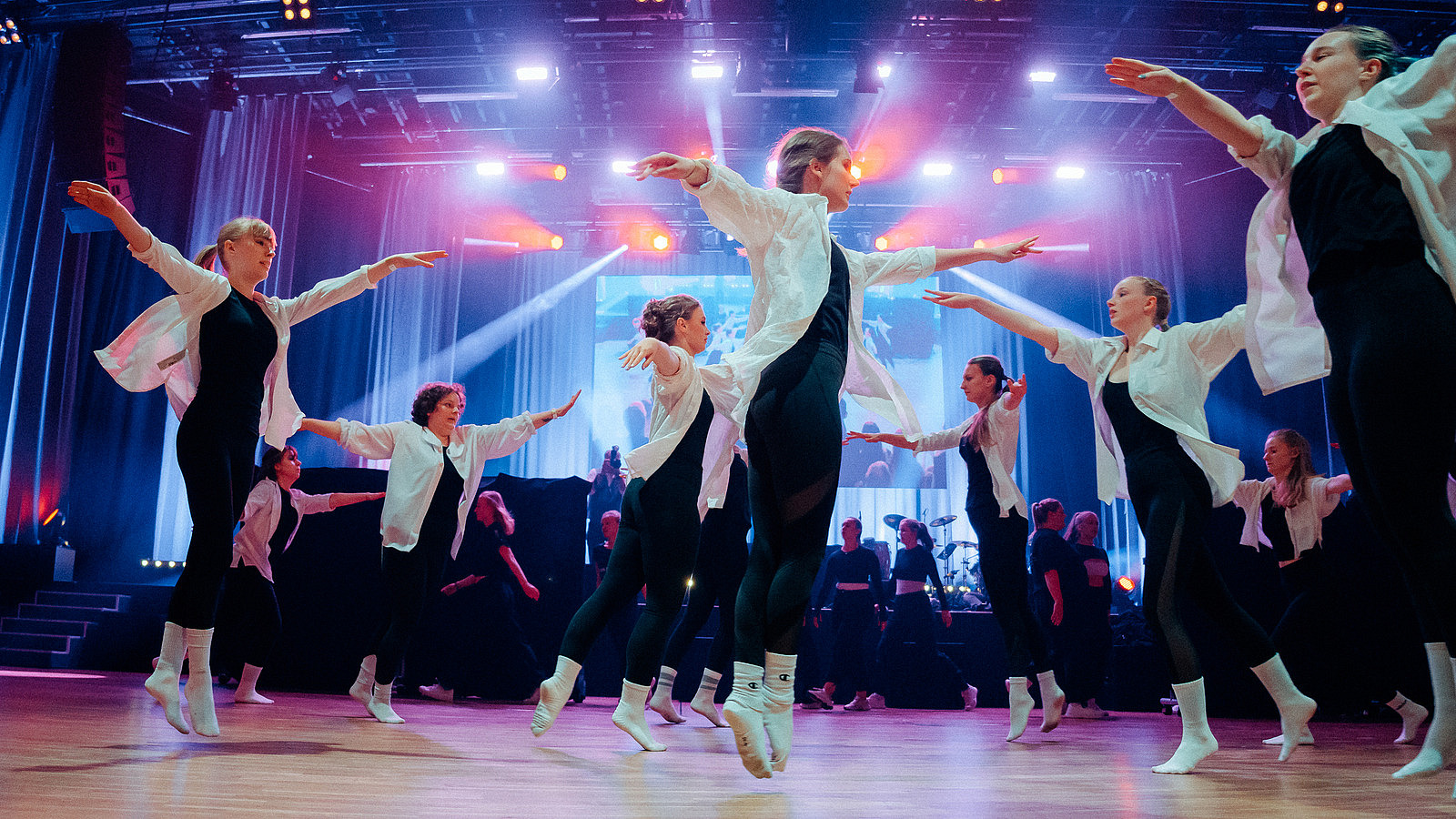 A rock'n roll formation on the dance floor