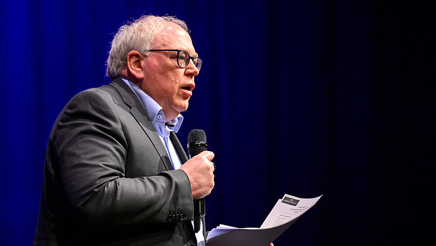 Nahaufnahme von Prof. Jochen Oltmer, Vizepräsident für Studium und Lehre. Er spricht in ein Mikrofon und blickt Richtung Zuschauer.