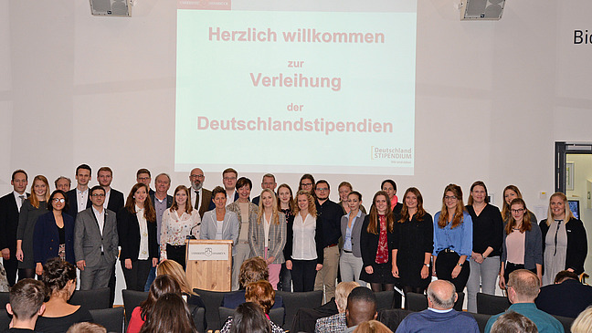 Gruppenfoto der Deutschlandstipendiatinnen und -stipendiaten an der Universität Osnabrück sowie ihre Stifter. 