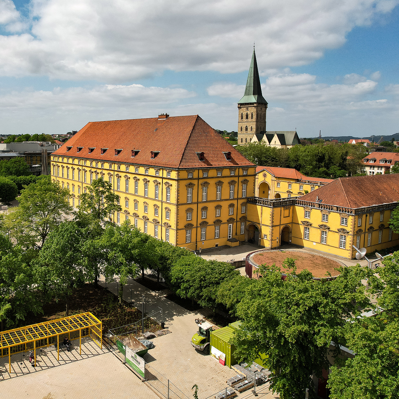 Luftaufnahme aus Südwest mit Blick auf das Schloss. Im Hintergrund die Kirchtürme von Sant Katharinen und Sant Marien