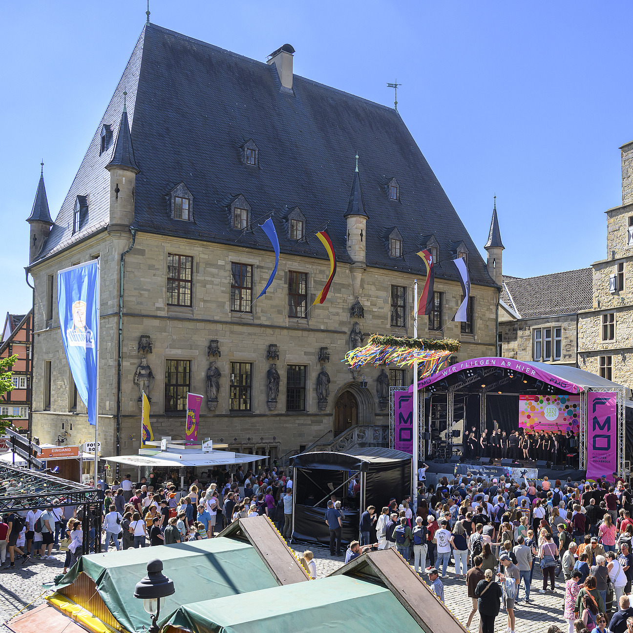 Personen auf, vor und hinter der Bühne am Osnabrücker Rathaus