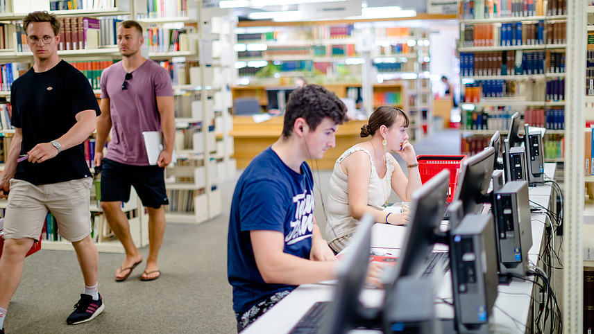 Two people sitting at computers in the Alte Münze library.