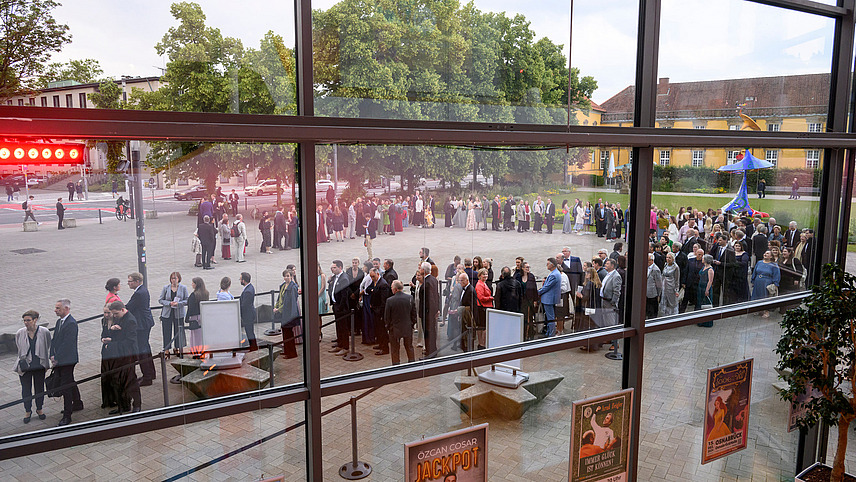 View through the glass front of the OsnabrückHalle to the queue in front of the entrance