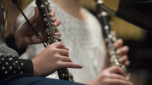 Zwei Musiker spielen auf Klarinetten.