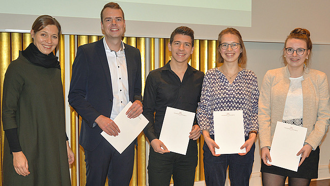 Gruppenfoto (v.l.) Frau Prof. Dr. Susanne Menzel-Riedl, Präsidentin der Universität Osnabrück, sowie die Stipendiatinnen und Stipendiaten der Universitätsgesellschaft Osnabrück, Herr Jonas Hörmann, Frau Lara Höttecke, Herr Arthur Schreiber und Frau Jennifer Wending. 