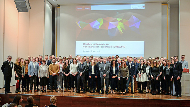 Gruppenfoto aller Preisträger der Förderpreise 2019 und Vertreter der verleihenden Unternhemen.