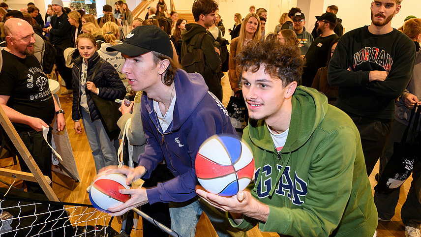 Zwei Personen mit bunten Bällen in der Hand