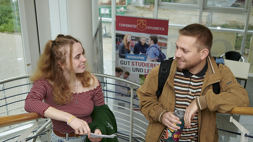 Zwei Studierende im Treppenhaus