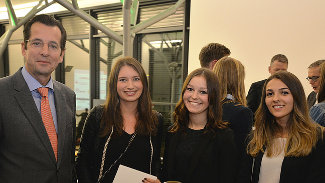 Gruppenfoto mit Herrn René Riesner, ehemaliger Vorsitzender der Universitätsgesellschaft Osnabrück, sowie die Deutschlandstipendiatinnen, Frau Sandra de Witt, Frau Mona Gerve und Frau Jasmin Plewka. 