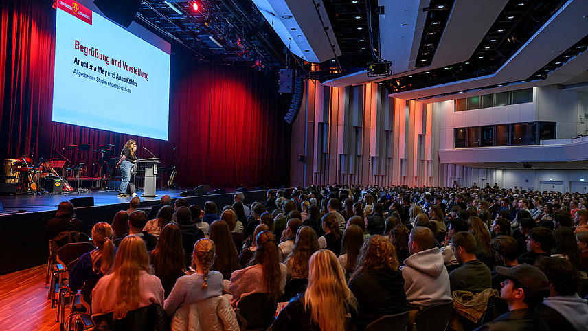 Blick auf die Bühne und den voll besetzten Europasall in der OsnabrückHalle