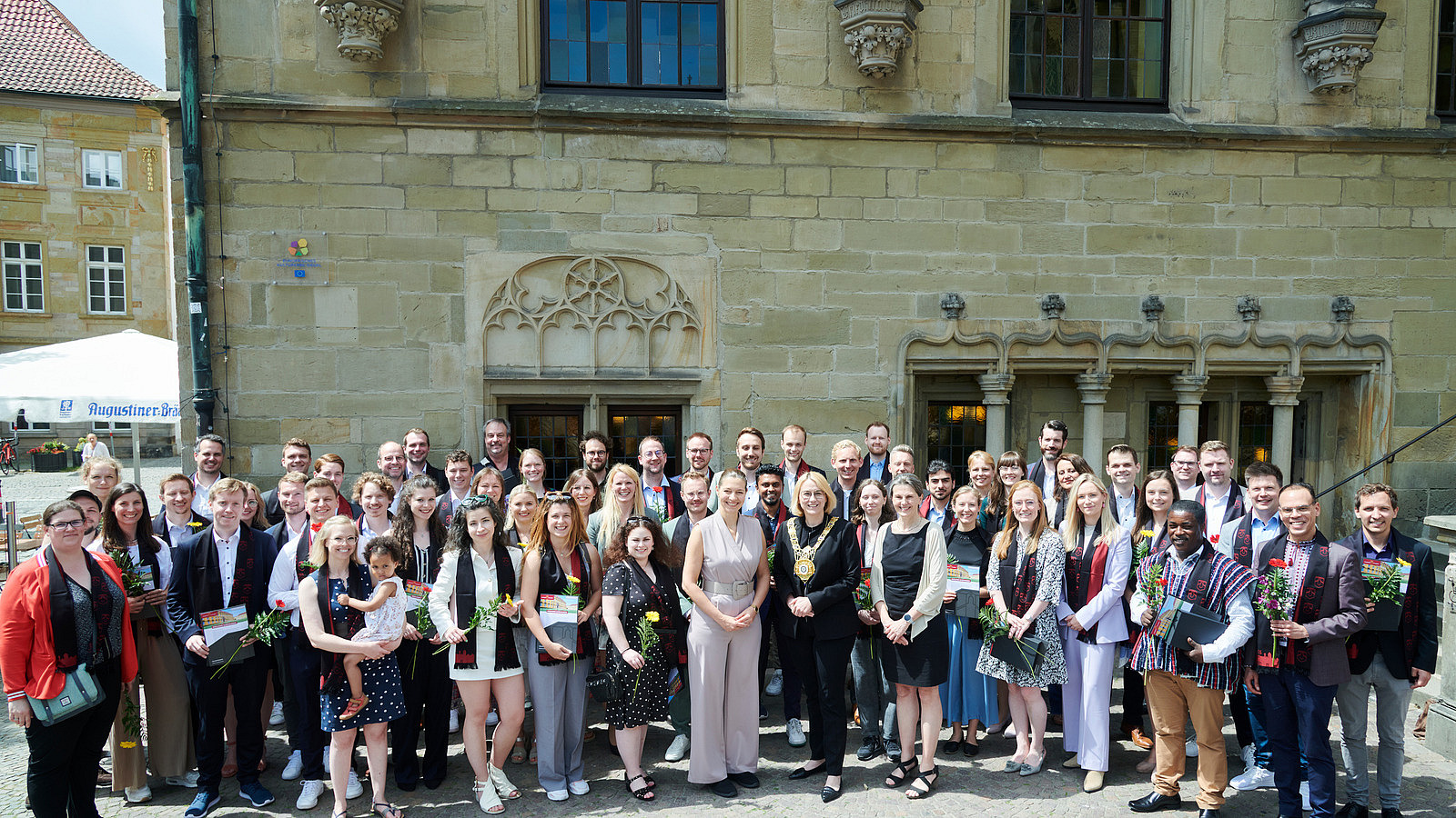 Gruppenfoto der Promovierten vor dem Osnabrücker Rathaus