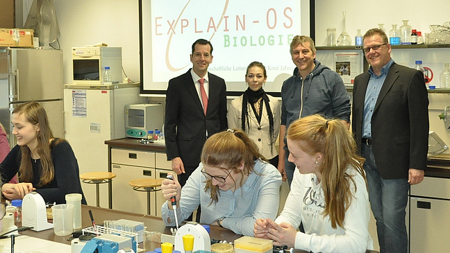 René Riesner, ehemaliger Vorsitzender, und Janina Majerczyk, ehemalige Geschäftsführerin der Universitätsgesellschaft gemeinsam mit PD Dr. Knut Jahreis und Prof. Dr. Achim Paululat der Universität Osnabrück