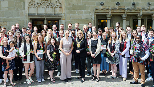 Gruppenfoto der Promovierten vor dem Osnabrücker Rathaus