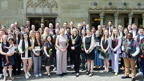 Group photo of the doctoral candidates in front of Osnabrück Town Hall