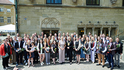 Gruppenfoto der Promovierten vor dem Osnabrücker Rathaus