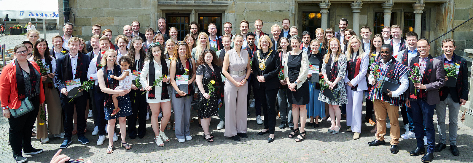 Gruppenfoto der Promovierten vor dem Osnabrücker Rathaus