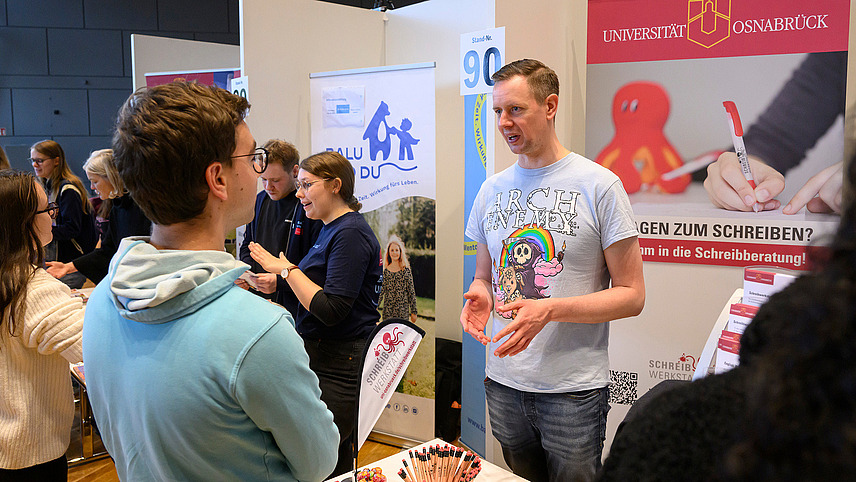 Mehrere Personen an einem Infostand