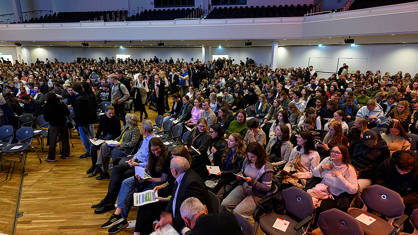 Blick auf die Zuschauerreihen im Europasaal der OsnabrückHalle