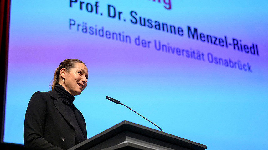 Nahaufnahme der Universitätspräsidentin Prof. Susanne Menzel-Riedl, die eine Rede hält