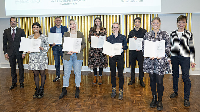 Gruppenfoto mit den Stipendiatinnen und Stipendiaten der Universitätsgesellschaft Osnabrück, gemeinsam mit Vizepräsidentin Prof. Dr. Martina Blasberg-Kuhnke und dem ehemaligen Vorsitzenden der Universitätsgesellschaft Osnabrück, René Riesner. 