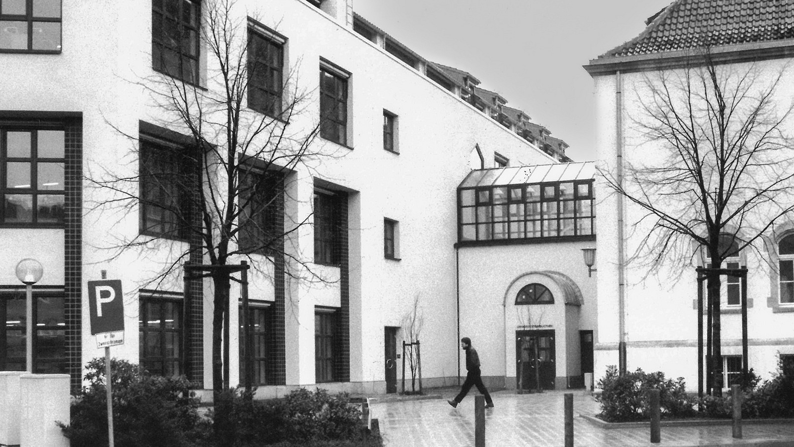 Black and white image with a view of the connecting corridor between the new library building and the old "Alte Münze" building. 