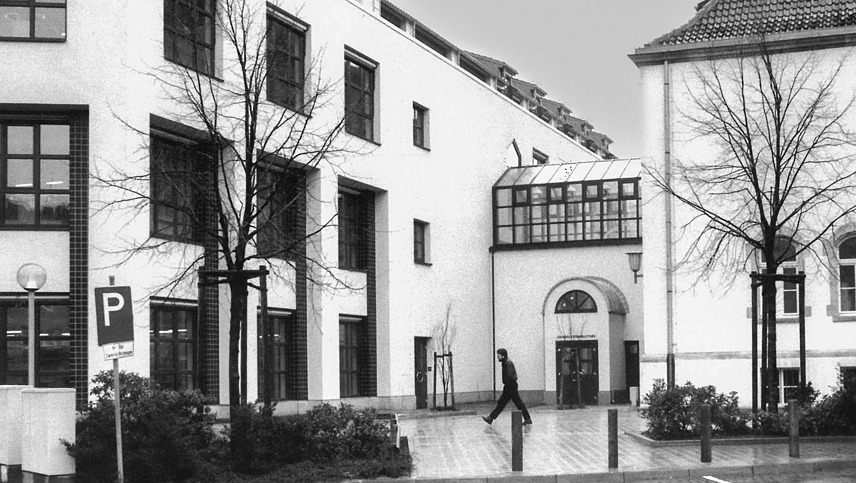 Schwarzweißbild mit Blick auf den Verbindungsgang zwischen Neubau der Bibliothek und altem Gebäude "Alte Münze".