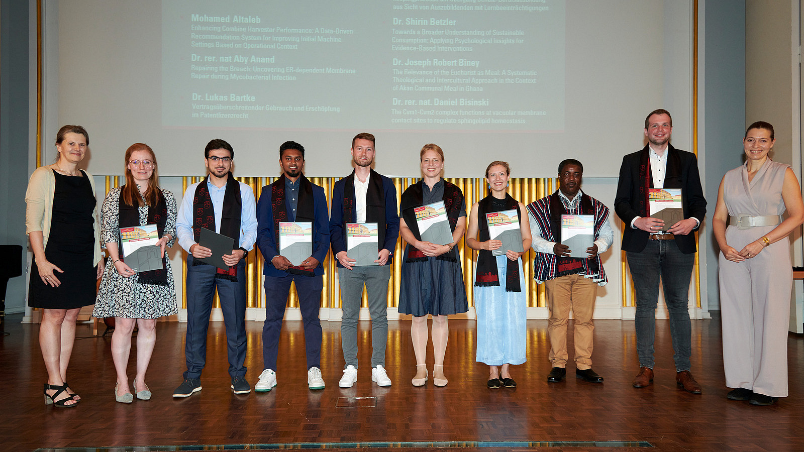 Gruppenfoto der Promovierten auf der Bühne der Schlossaula