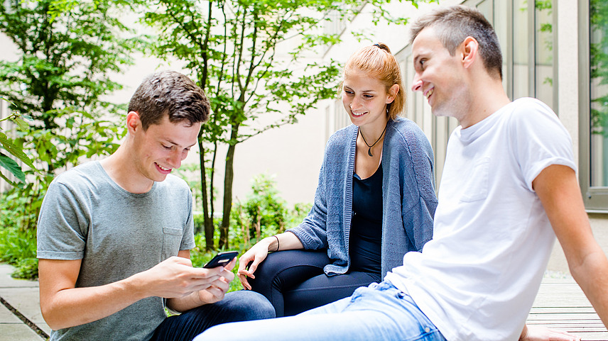 Studierende im Atrium der Bibliothek Westerberg