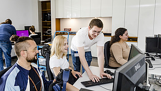 Studierende arbeiten an PCs