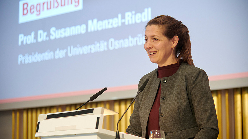Eine Person steht an einem Rednerpult