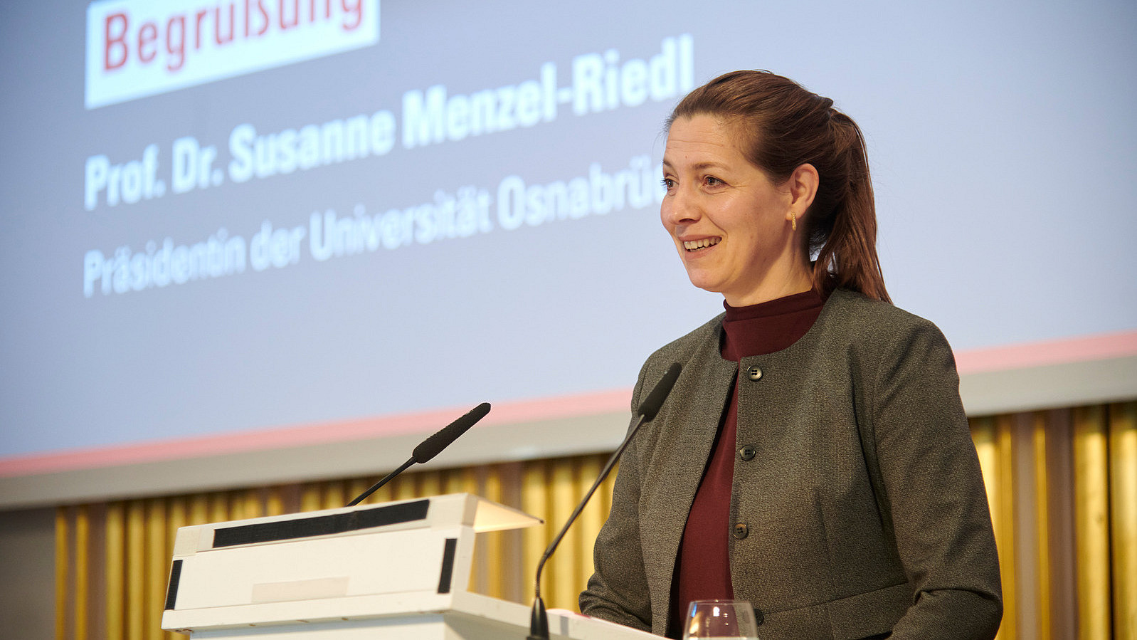 Eine Person steht an einem Rednerpult