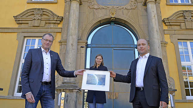 Universitätspräsidentin Prof. Susanne Menzel-Riedl, Patrik Rosen und der neu berufene Professor Dr. Martin Atzmüller vor dem Eingang zum Schloss.