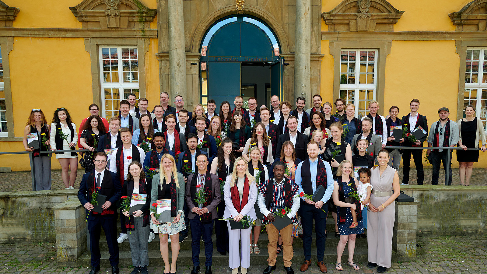 Gruppenfoto der Promovierten auf der Schlosstreppe