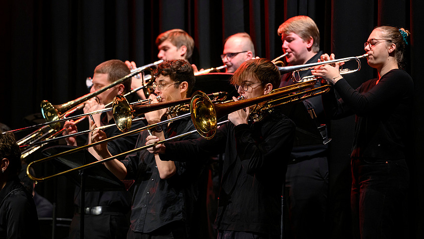 Nahaufnahme von mehreren Musikern mit Blasinstrumenten