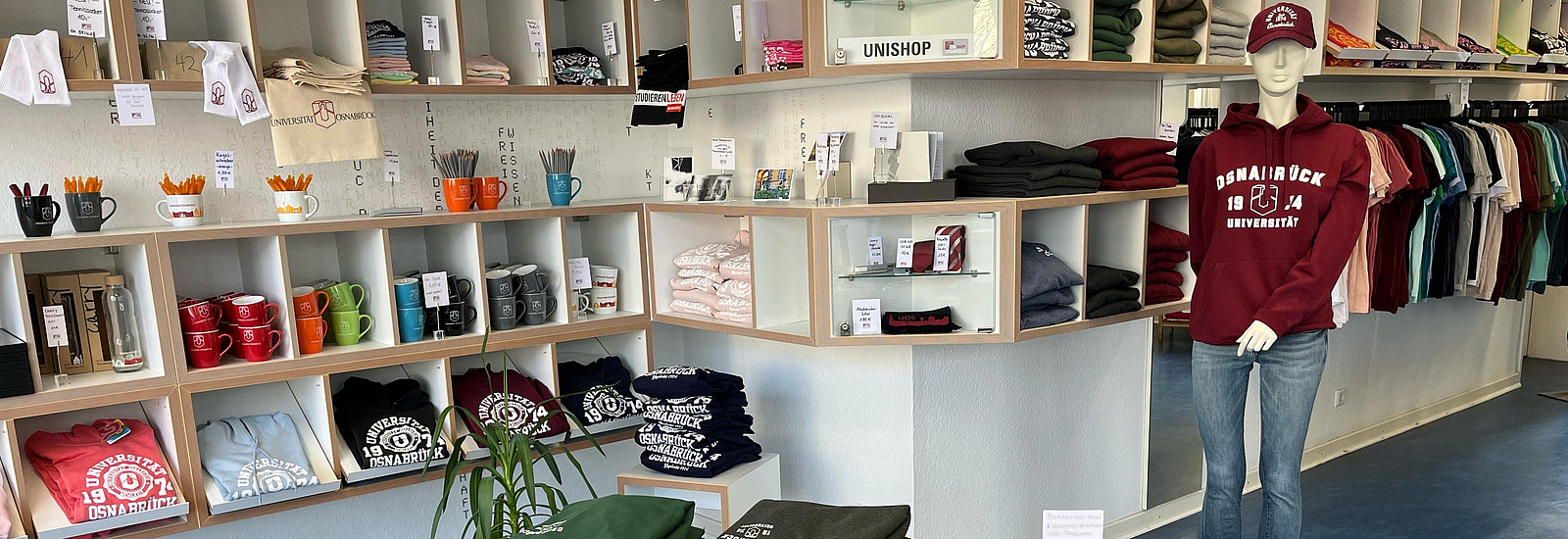 Das Bild zeigt das Warenangebot im UNISHOP