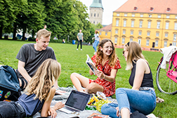 Studierende treffen sich im Schlossgarten zum picknicken, spielen und reden