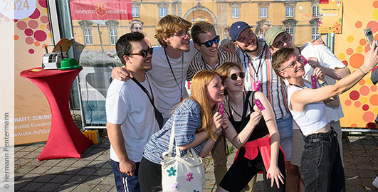 Fröhliche Menschen beim Campusfestival