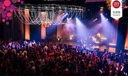Blick von oben auf die Bühne mit Live-Band und gefüllter Tanzfläche