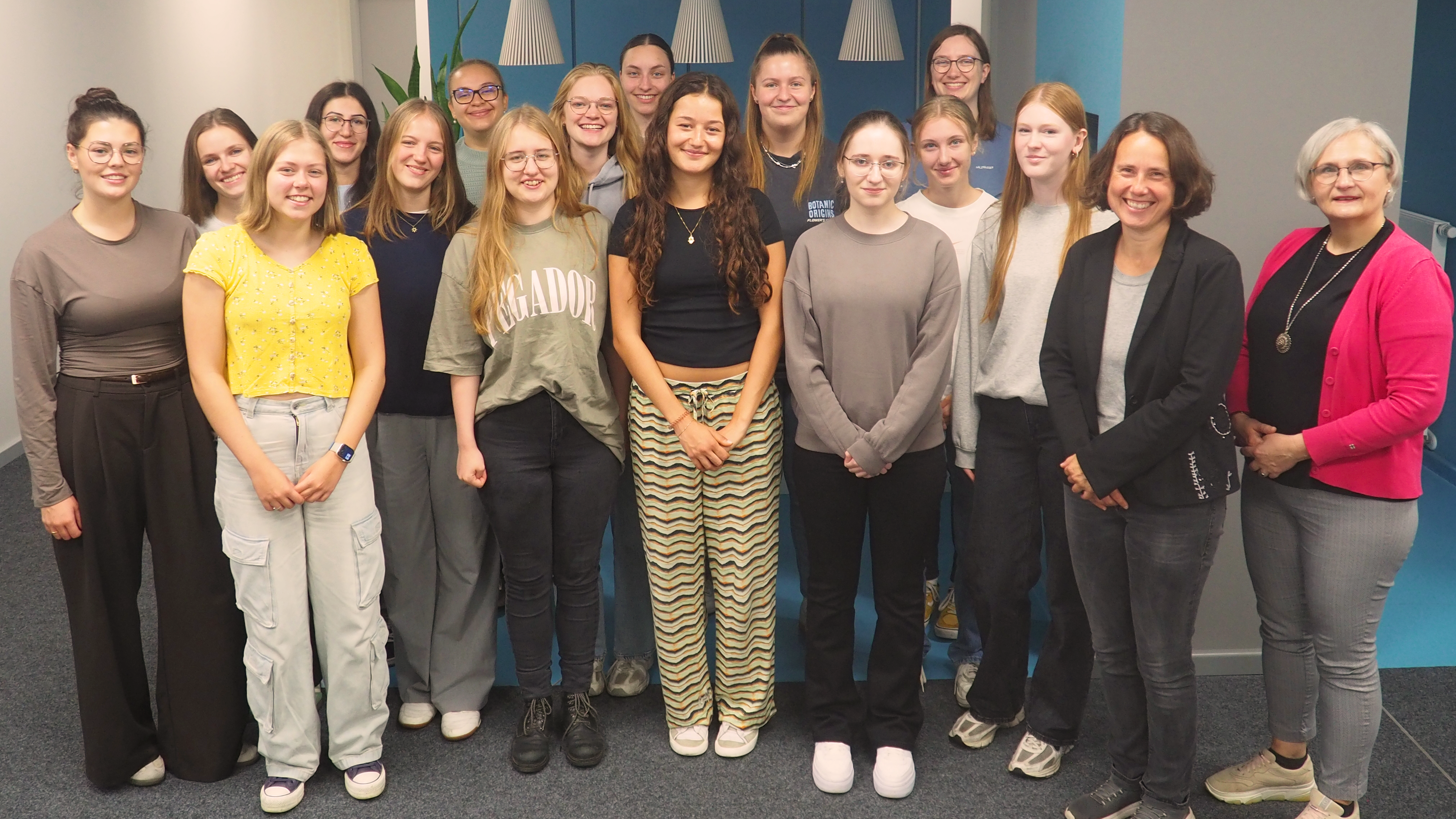 Eine Gruppe von Frauen posiert für ein Gruppenfoto in einem Büro.